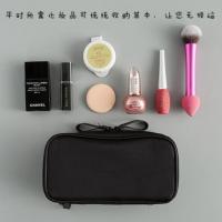 Небольшая косметичка из нейлона с двойной молнией фото