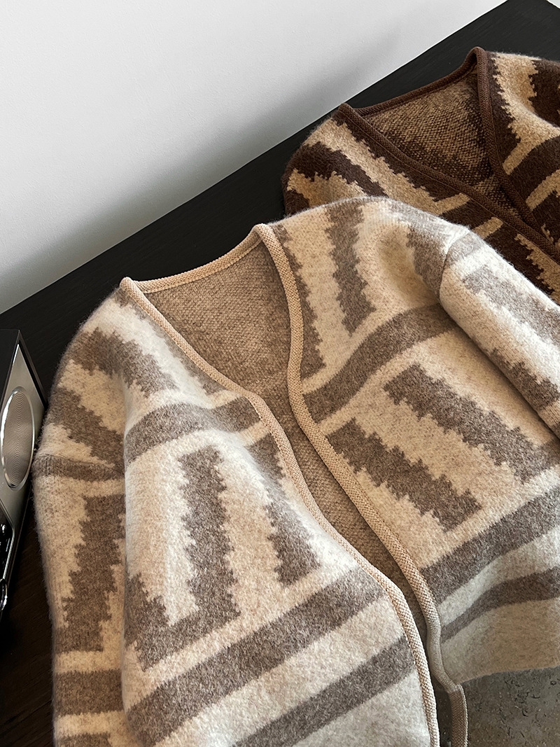 鹿西 新国风针织衫开衫慵懒羊毛混纺复古撞色几何毛衣外套女ss332 оптом из Китая