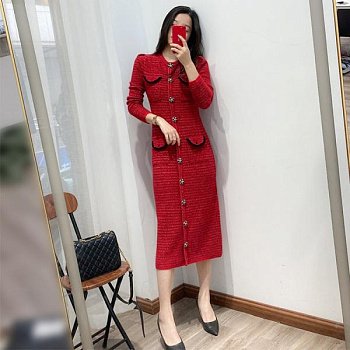 Длинное платье с высокой талией и красным дизайном изображение