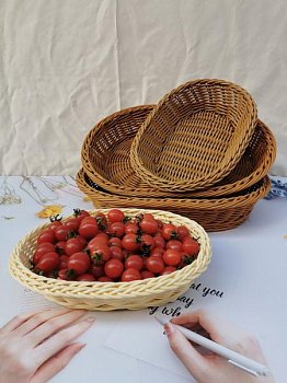 Фруктовая корзина овальной формы фотография