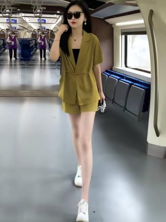 Летний женский костюм изображение