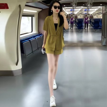 Летний женский костюм изображение